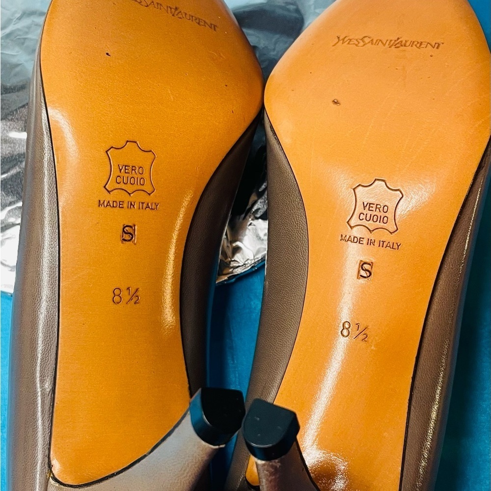 VINTAGE NWOT Yves Saint Laurent Taupe Leather Pumps - Picture 7 of 14